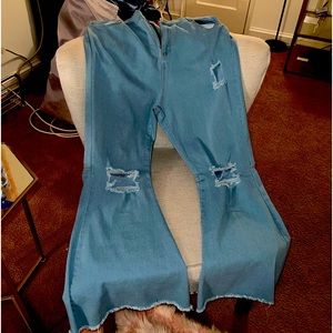 Bell Bottom Destroyed jeans